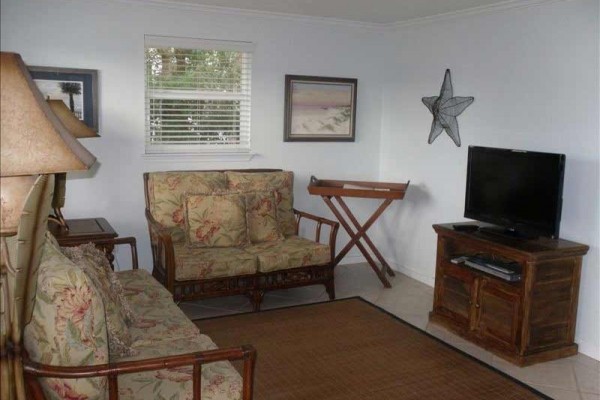 [Image: 20% Off August Dates! Cute Updated Cottage 300 Ft to Beach]