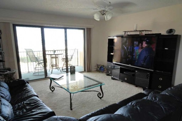 [Image: Beautiful, Spacious 2 Bed 2 Bath with Spectacular Ocean View]