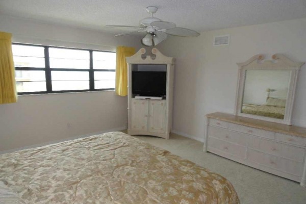 [Image: Beautiful, Spacious 2 Bed 2 Bath with Spectacular Ocean View]