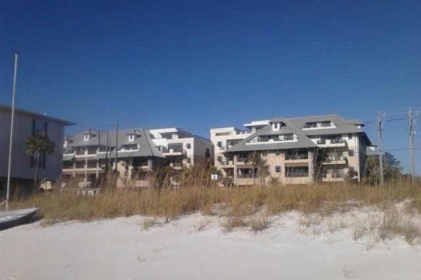 [Image: Beautiful Gulf View Condo. 3BR/2BA Pool, Hot Tub, Elevator! Sleeps 8]