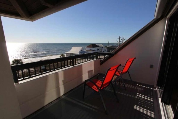 [Image: Stunning 3 BR/2 BA Condo with Breathtaking Gulf View!]