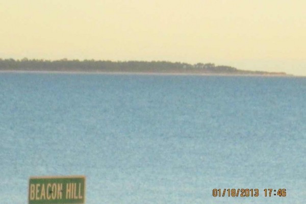 [Image: Cozy Cottage Just Steps Away from Quiet and Relaxing Beach]