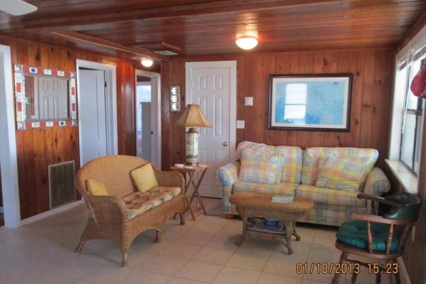 [Image: Cozy Cottage Just Steps Away from Quiet and Relaxing Beach]