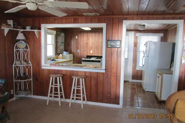 [Image: Cozy Cottage Just Steps Away from Quiet and Relaxing Beach]