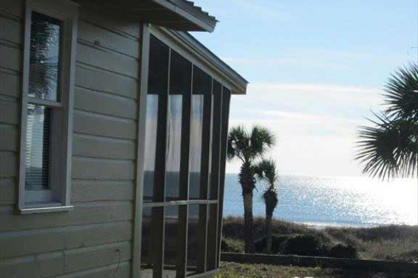 [Image: Cozy Cottage Just Steps Away from Quiet and Relaxing Beach]