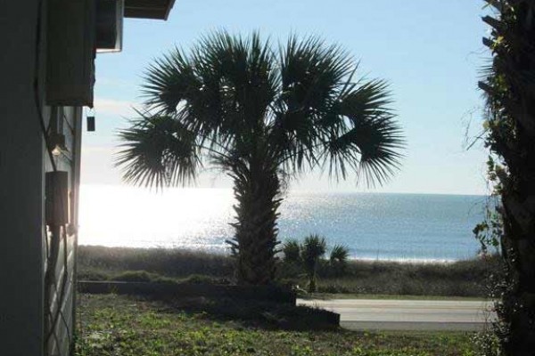 [Image: Cozy Cottage Just Steps Away from Quiet and Relaxing Beach]