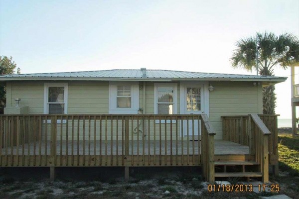 [Image: Cozy Cottage Just Steps Away from Quiet and Relaxing Beach]