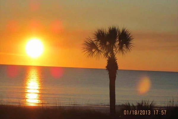 [Image: Cozy Cottage Just Steps Away from Quiet and Relaxing Beach]