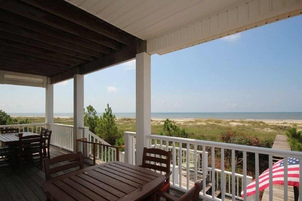 [Image: Gorgeous Beachfront Pet-Friendly Home, 3 King Masters, Wifi]