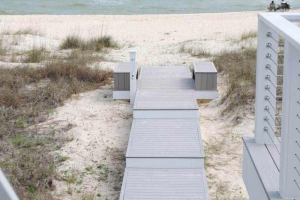 [Image: Sol Seaker: 3 BR / 2 BA Beach Front in Saint George Island, Sleeps 10]