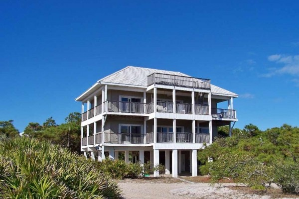 [Image: Beachwalker Cottage - Only 100 Steps to the Beach!]