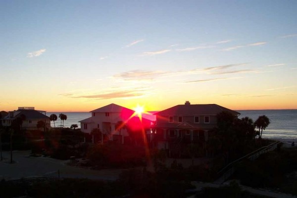 [Image: Beachwalker Cottage - Only 100 Steps to the Beach!]