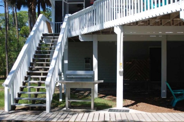 [Image: Private Bayfront Home on 2.5 Acres. Dock with Kayak Launch. $1115/Week Fall Rate]