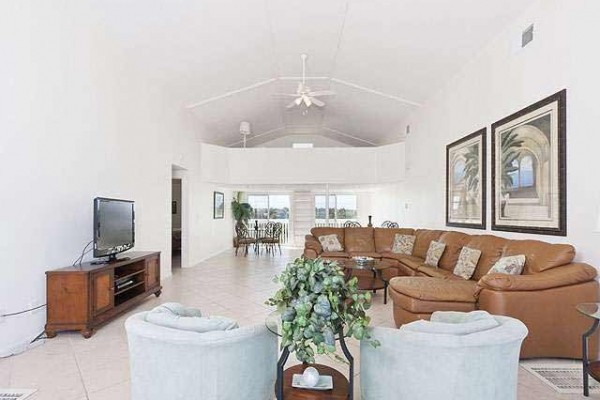 [Image: Blue Ocean Breeze Beach Front House, Sleeps 16 to 20, Wifi, Hdtv, 2 Kitchens]
