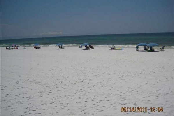 [Image: Sugar White Sand and Emerald Green Waters Await Your Family]