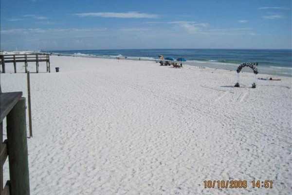 [Image: Sugar White Sand and Emerald Green Waters Await Your Family]