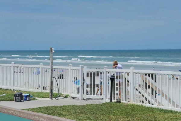 [Image: Dottie's Beach Retreat Just Posted Low Summer Rates!]