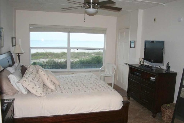 [Image: Breathtaking View from This Peaceful Private Oceanfront Condo]