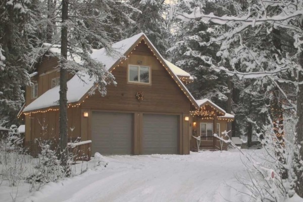 [Image: Comfortably Large Executive Home with Stand Alone Cabin]