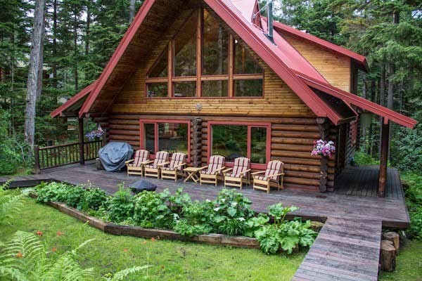[Image: Beautiful Log Home with Hot Tub in Girdwood Near Alyeska Ski Resort]