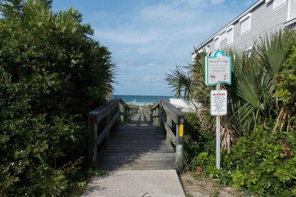 [Image: Super Beach Side Town House with Ocean Views Just Steps from the Ocean]