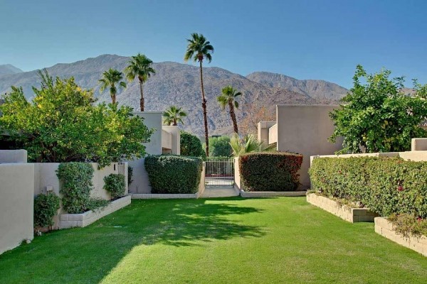 [Image: Enjoy Chic Palm Springs Walk to Town- Movies Restaurants]