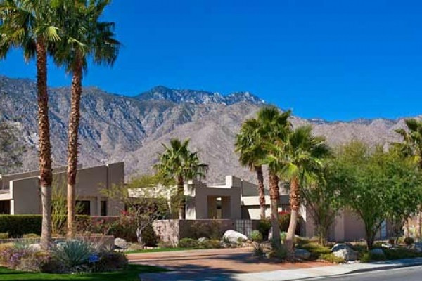 [Image: Stunning Stan Sackley Desert Contemporary Vacation Home]