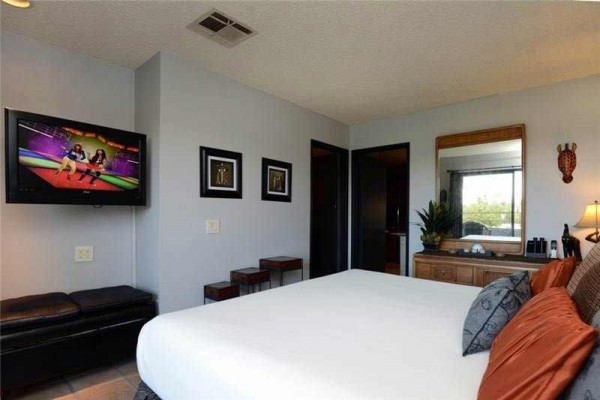 [Image: Biarritz Modern Dream: 1 BR / 1 BA Condo in Palm Springs, Sleeps 4]