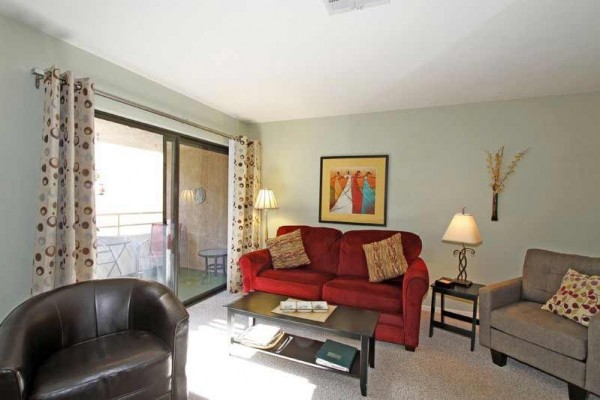 [Image: Cheerful 1st Floor Condo, No Stairs. Lovely Gardens/Pool/Spas. Walk to Downtown.]