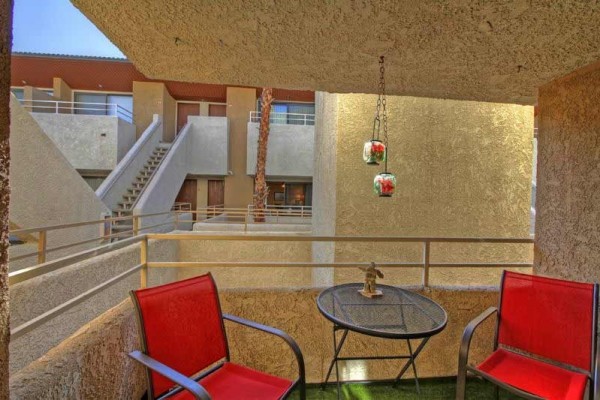[Image: Cheerful 1st Floor Condo, No Stairs. Lovely Gardens/Pool/Spas. Walk to Downtown.]