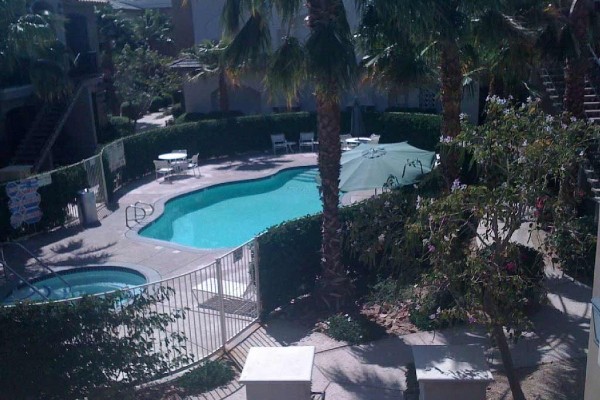 [Image: Upstairs Unit Overlooking Pool with Mountain View. Old Town La Quinta Location.]