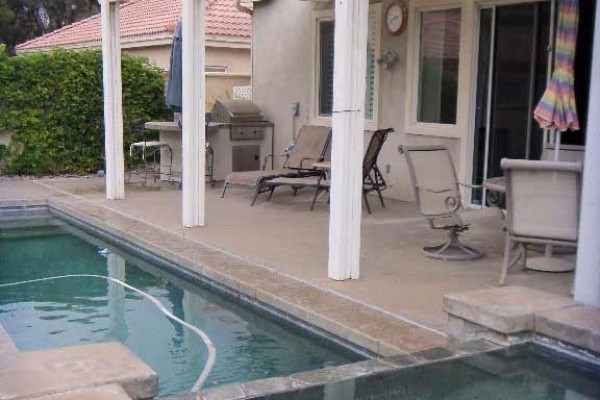 [Image: 2 Bedroom/Den (W/Queen Bed)/2bath Pool with Spa, Golf Course View]