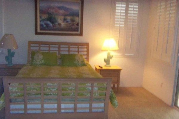 [Image: 2 Bedroom/Den (W/Queen Bed)/2bath Pool with Spa, Golf Course View]
