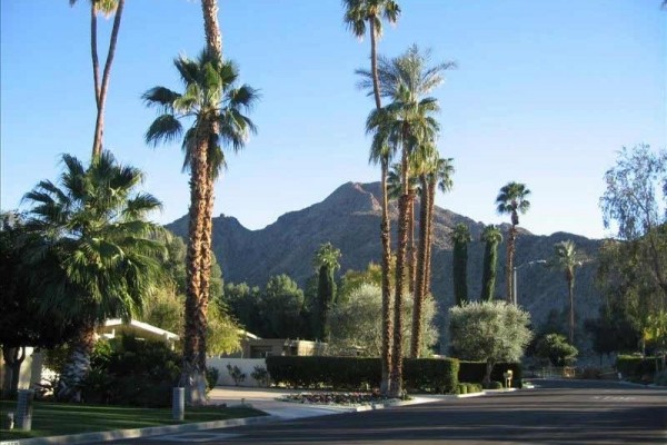 [Image: Indian Wells Golf Course on 16th 'T' at Base of the Mountain]