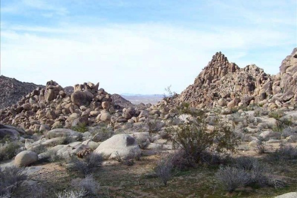 [Image: Joshua Tree Park House an Oasis with Mountain Views]