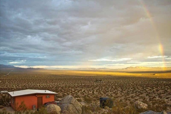 [Image: Fabulous Desert Cabin Near Joshua Tree National Park]