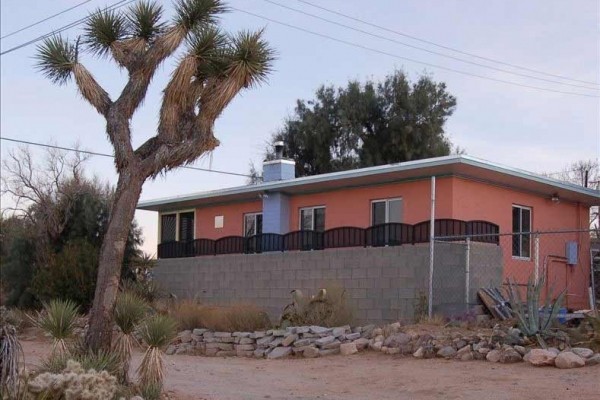 [Image: Clean and Comfortable Cottage South of Downtown Joshua Tree]