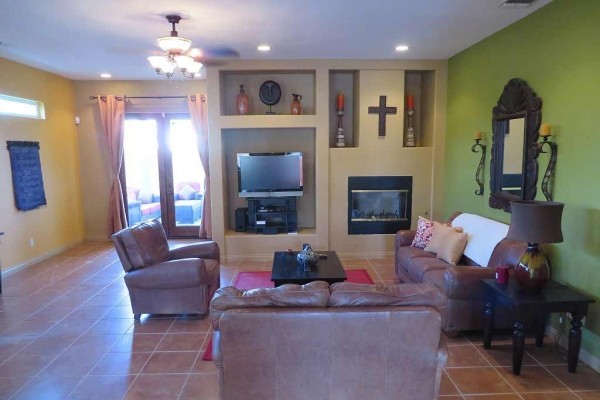 [Image: Spacious 3 Bdr. 2 Bth. Pool &amp; Spa Beauty Located at the Foot of the Mountains.]