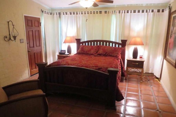 [Image: 3 Bedroom 2 Bathroom Beauty with Pool &amp; Spa, Located at the Foot of the Mountain]