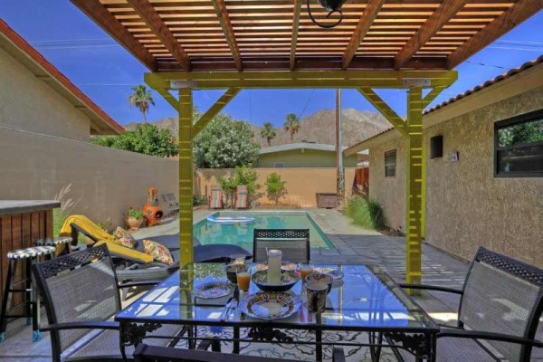 [Image: Pool House, High up in the Cove of La Quinta Has Mountain View]