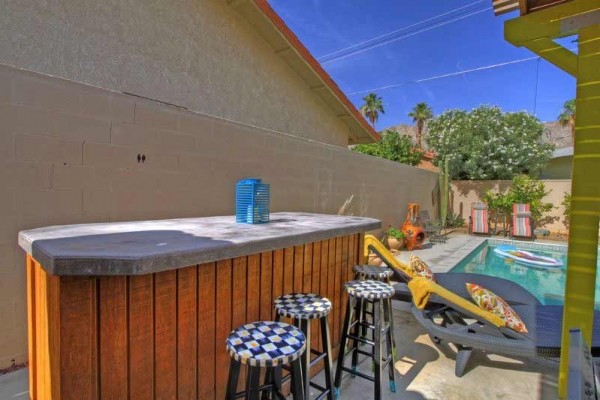 [Image: Pool House, High up in the Cove of La Quinta Has Mountain View]