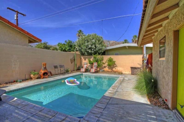 [Image: Pool House, High up in the Cove of La Quinta Has Mountain View]