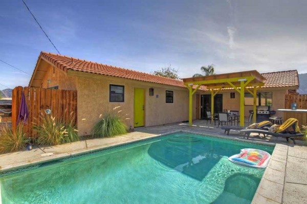 [Image: Pool House, High up in the Cove of La Quinta Has Mountain View]