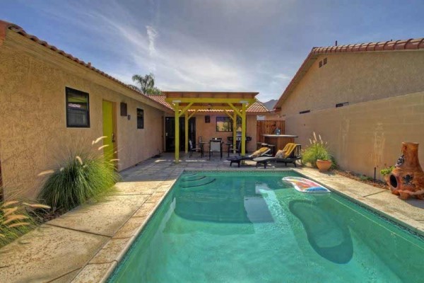 [Image: Pool House, High up in the Cove of La Quinta Has Mountain View]