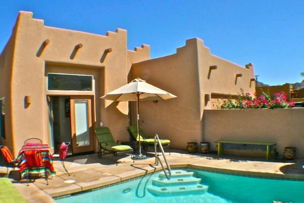 [Image: Santa Fe Style Home with Southwestern Decoration]