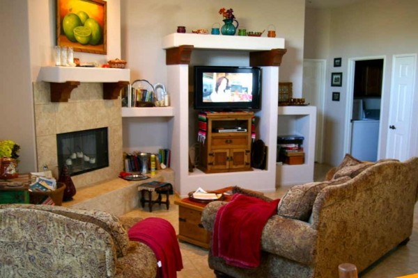 [Image: Santa Fe Style Home with Southwestern Decoration]