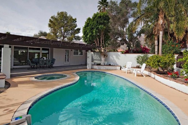 [Image: Beautiful 3 Bedroom 2 Bath Pool/Jacuzzi Home. Sleeps 6]