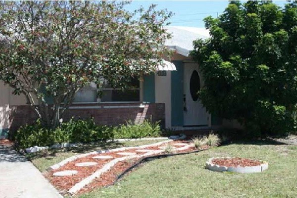 [Image: Pets Welcome, $750/wk, Across from Beach]