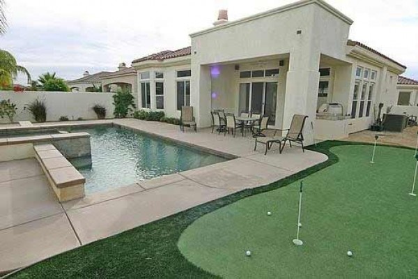 [Image: La Quinta Luxury Home with Private Pool, Jacuzzi and Putting Green]