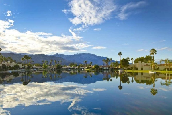 [Image: Luxury Living on Lake Mirage! Private Jacuzzi 180 Degree Lakefront View!]